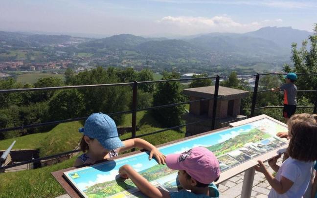 Niños observando el mapa del mirador del fuerte.