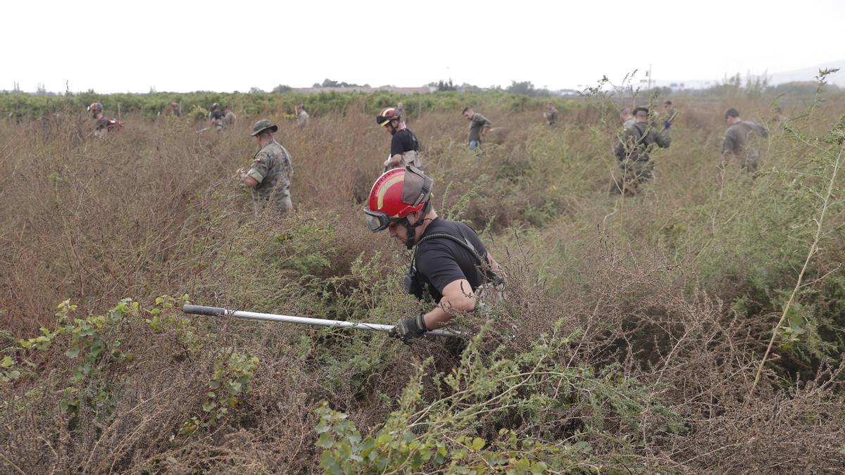 Los equipos de búsqueda en la zona en la que ha sido encontrado el cuerpo del niño.