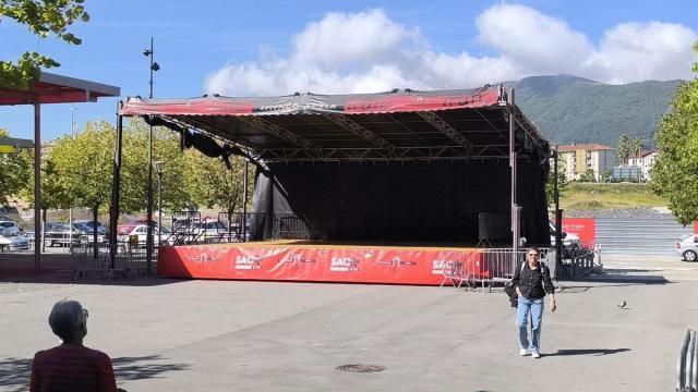 Parque Julián Sánchez del barrio San Miguel de Irun, con el escenario montado para las fiestas del barrio