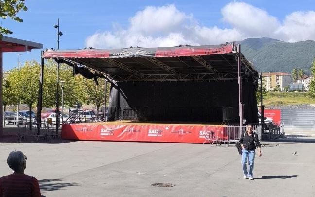 Parque Julián Sánchez del barrio San Miguel de Irun, con el escenario montado para las fiestas del barrio