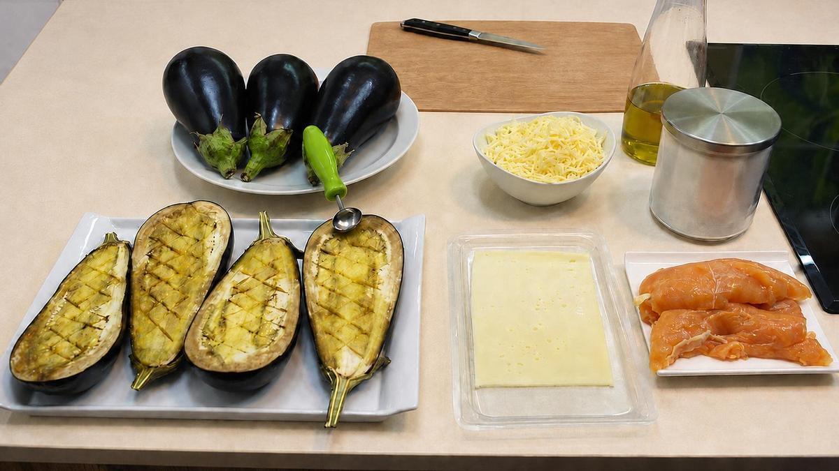 Las berenjenas, el pollo y el queso, los ingredientes principales de una receta sencilla y completa.