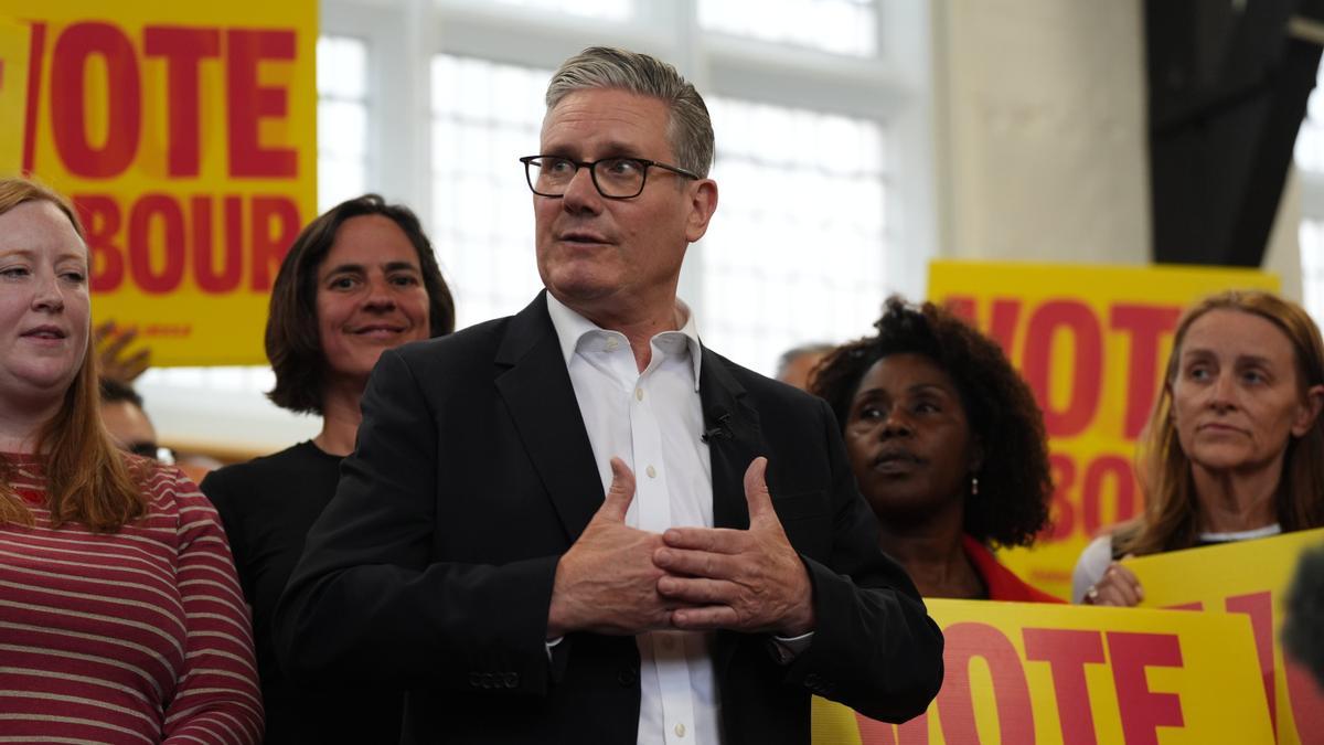 El primer ministro británico, Keir Starmer, durante su campaña para las elecciones locales.