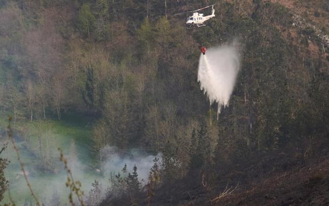 Bomberos trabajan en la extinción de los incendios activos en el valle de Cabuérniga.
