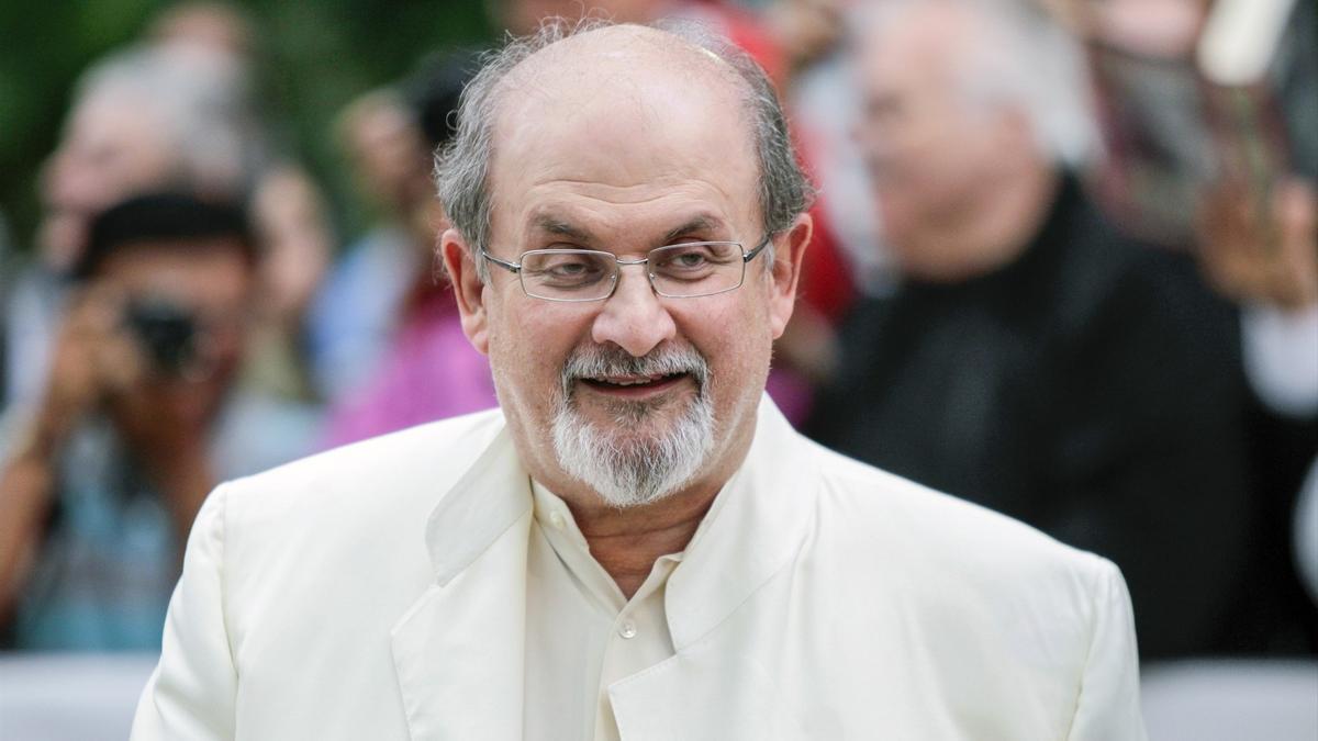 El escritor Salman Rushdie.