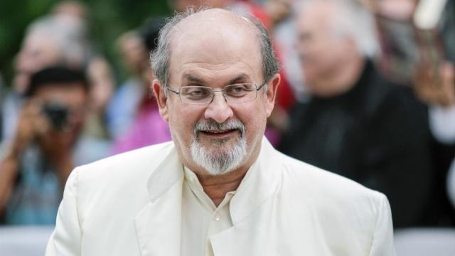 El escritor Salman Rushdie.