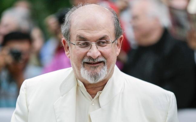 El escritor Salman Rushdie.