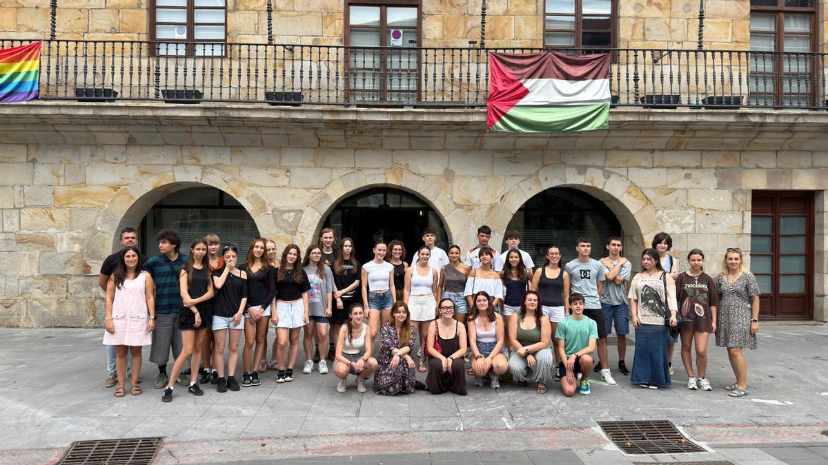 Foto de familia de los participantes en el programa tras la recepción en la Casa Consistorial
