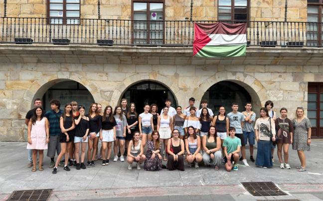 Foto de familia de los participantes en el programa tras la recepción en la Casa Consistorial