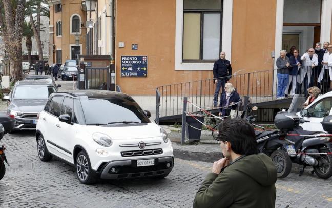 El vehículo en el que viajaba el Papa, al llegar al hospital.