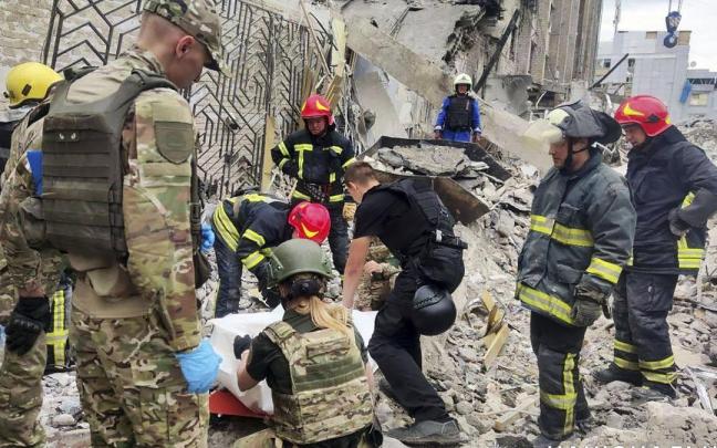 Ataque con misiles a una pizzería en Kramatorsk. Ataque con misiles a una pizzería en Kramatorsk.