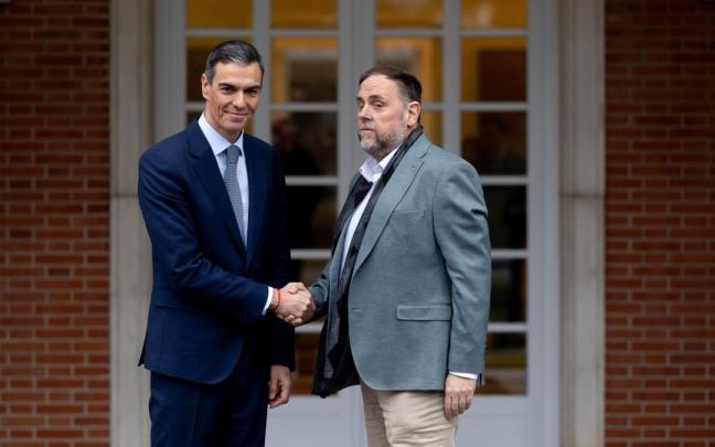 El presidente del Gobierno, Pedro Sánchez, recibe al presidente de Esquerra Republicana de Catalunya (ERC), Oriol Junqueras en el Palacio de la Moncloa.