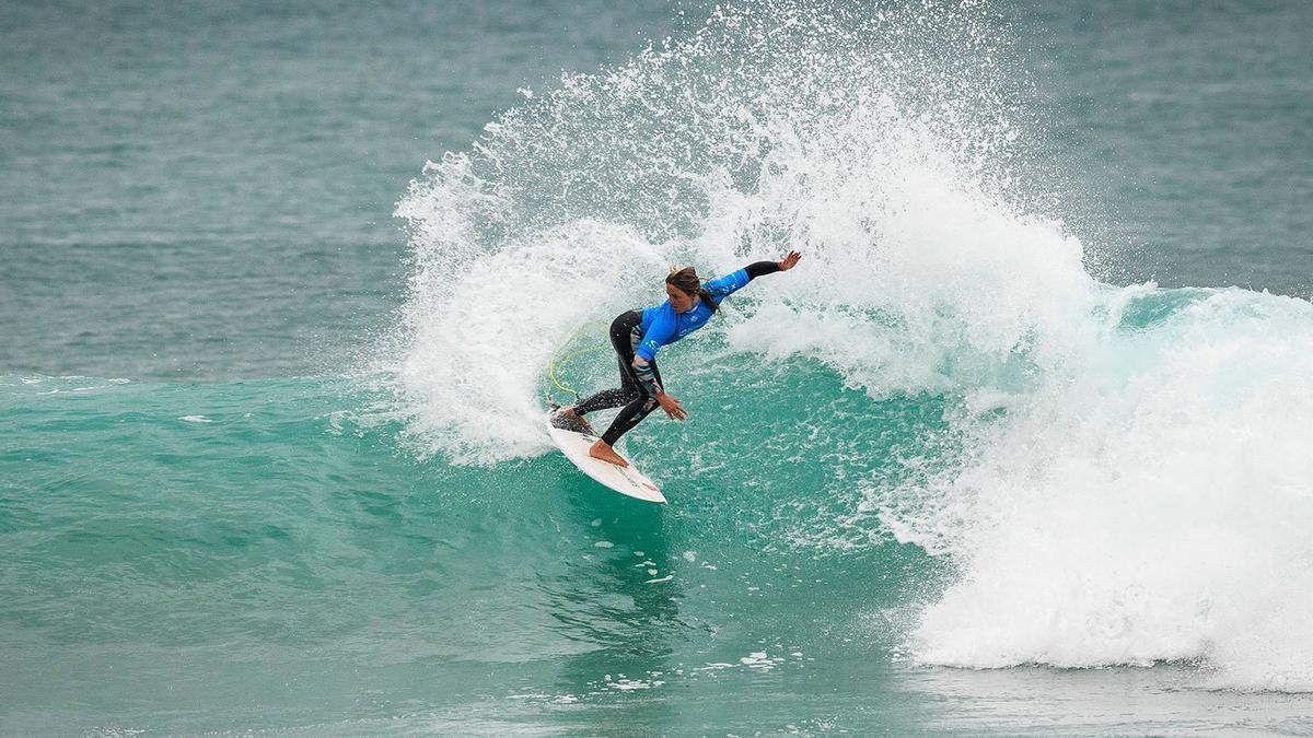 La surfista Leticia Canales surfeando en Zarautz, como harán los jóvenes zumaiarras.