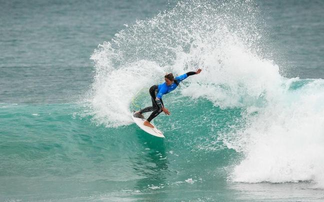 La surfista Leticia Canales surfeando en Zarautz, como harán los jóvenes zumaiarras.