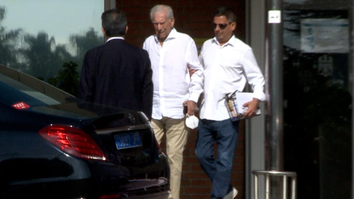 Mario Vargas Llosa es dado de alta tras permanecer seis días ingresado a causa del covid.