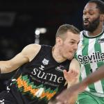 Nikola Radicevic penetra a canasta en el encuentro contra el Betis.