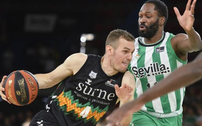 Nikola Radicevic penetra a canasta en el encuentro contra el Betis.