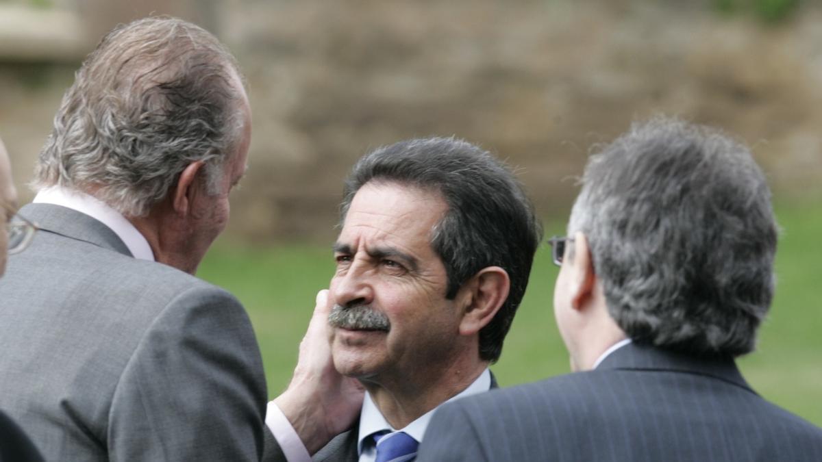 Juan Carlos I y Miguel Ángel Revilla en una foto de archivo.