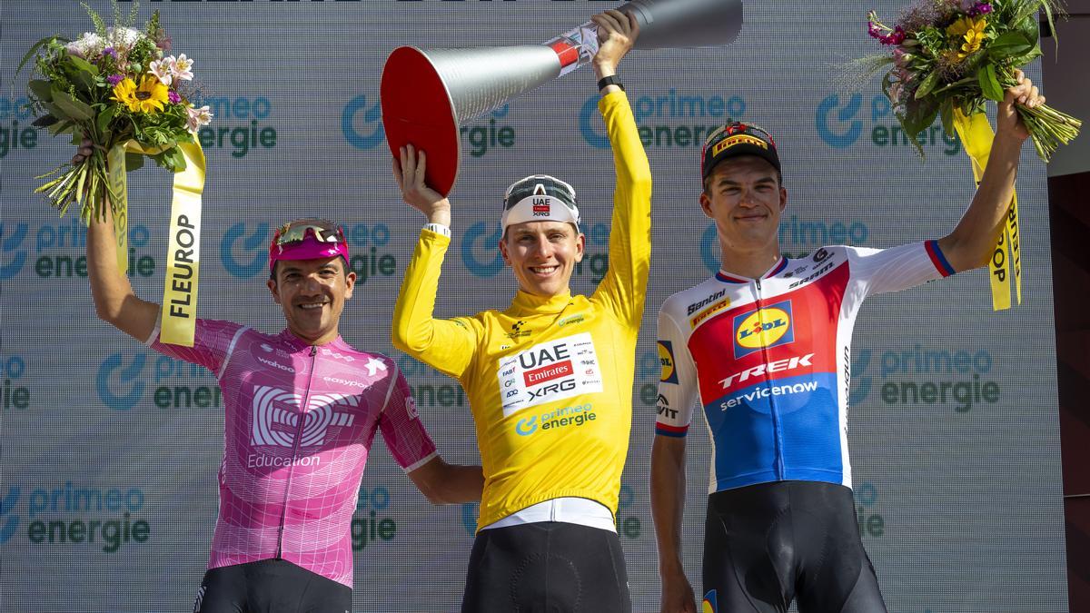 Pogacar, vencedor, con Carapaz, segundo, y Vacek, tercero, en el podio del Tour de Suiza.