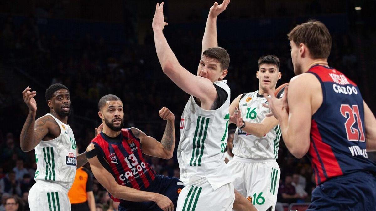 Kotsar recibe liberado un envío de Thompson durante la visita del Panathinaikos al Buesa Arena