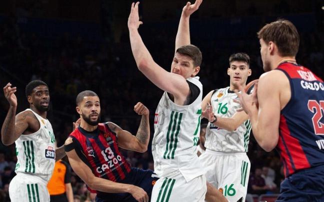 Kotsar recibe liberado un envío de Thompson durante la visita del Panathinaikos al Buesa Arena