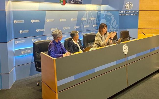 Idoia Mendia, junto a la directora de la Fundación Iseak, Sara de la Rica, y la técnica sénior del Instituto Vasco de Competitividad - Orkestra, Mercedes Oleaga.