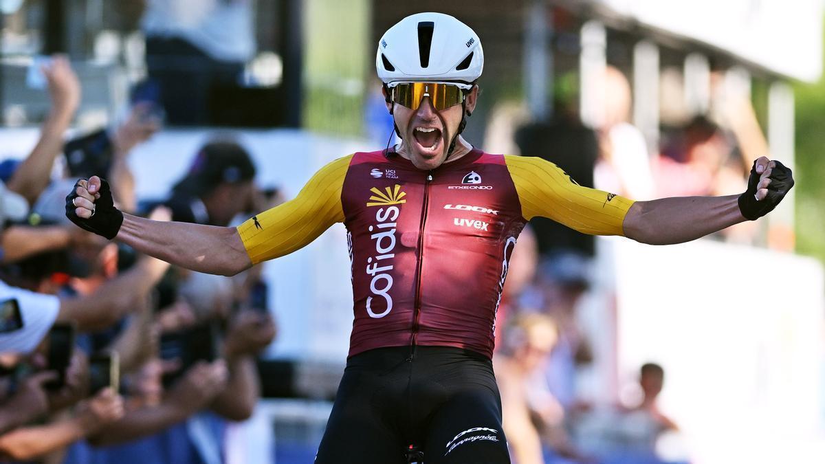 Ion Izagirre festeja su última victoria profesional en el Memorial Marco Pantani.