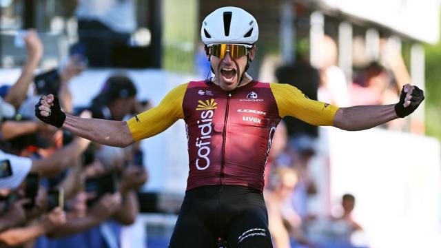 Ion Izagirre festeja su última victoria profesional en el Memorial Marco Pantani.