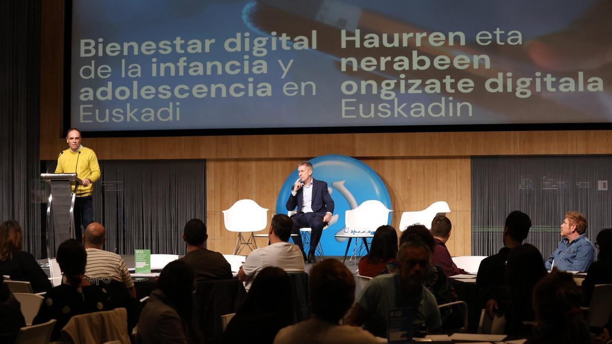 Acto de apertura de la primera jornada sobre bienestar digital en la infancia y la adolescencia.