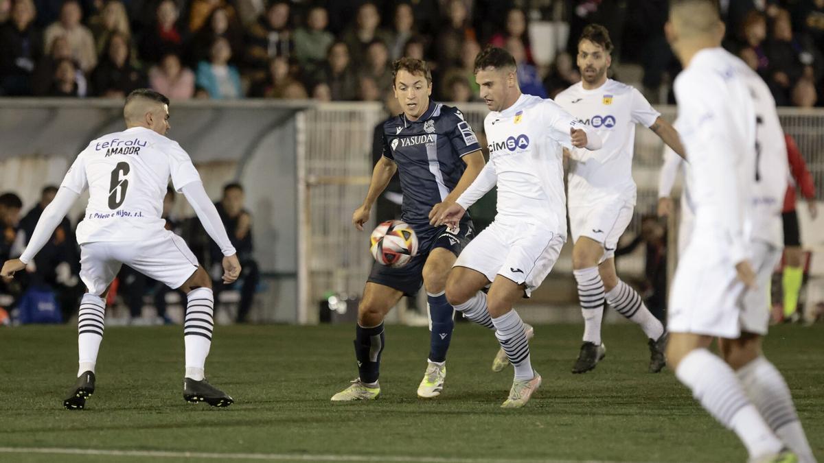 Jon Ander Olasgasti, durante el Buñol-Real que abrió la pasada edición de la Copa para los txuri-urdin. / ANA ESCOBAR