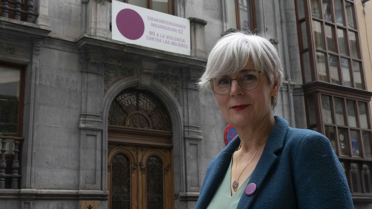 La directora del Instituto Vasco de la Mujer, Miren Elgarresta, frente a la sede de Emakunde en Gasteiz.