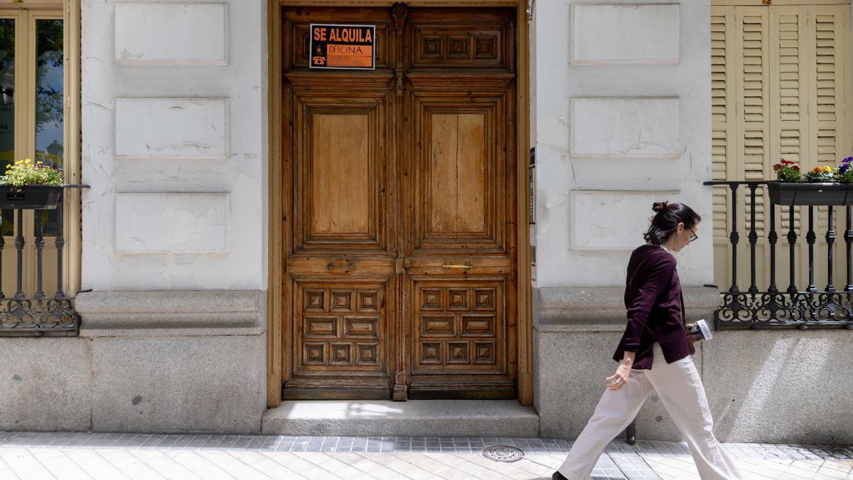 Un cartel de 'se alquila' en un edificio.