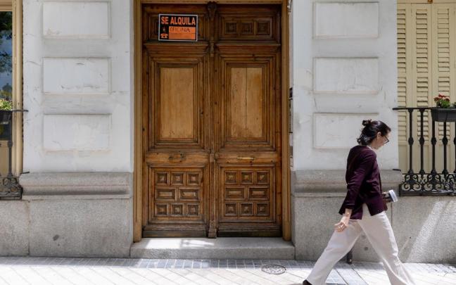 Un cartel de 'se alquila' en un edificio.