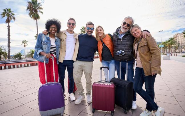 Turistas posan con sus maletas al llegar a su destino. Turistas posan con sus maletas al llegar a su destino.