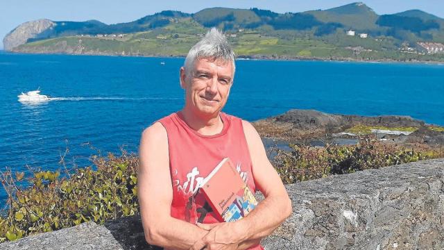 Asel Luzarraga idazlea eskuartean ‘Puta jainkotiarrak’ liburua duela.