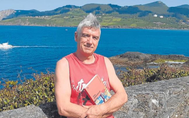 Asel Luzarraga idazlea eskuartean ‘Puta jainkotiarrak’ liburua duela.