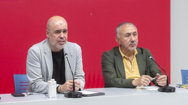 El secretario general de CCOO, Unai Sordo (i) y el secretario general de UGT, Pepe Álvarez (d), durante una rueda de prensa conjunta.