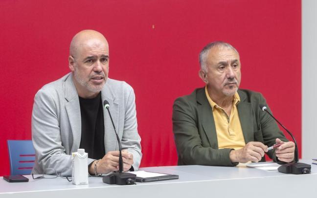 El secretario general de CCOO, Unai Sordo (i) y el secretario general de UGT, Pepe Álvarez (d), durante una rueda de prensa conjunta.