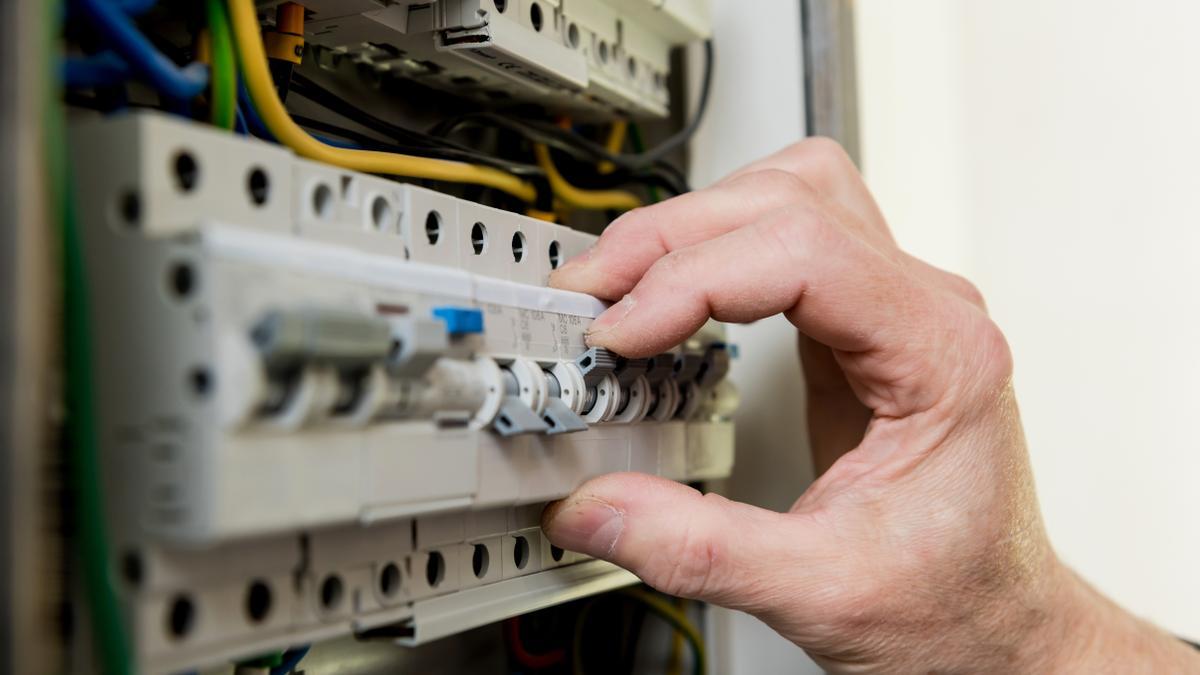 Una persona manipula un cuadro eléctrico | Freepik