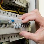 Una persona manipula un cuadro eléctrico | Freepik