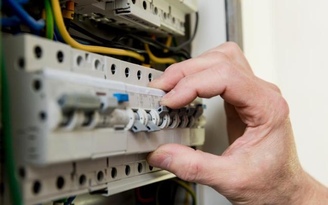 Una persona manipula un cuadro eléctrico. / Freepik Una persona manipula un cuadro eléctrico.
