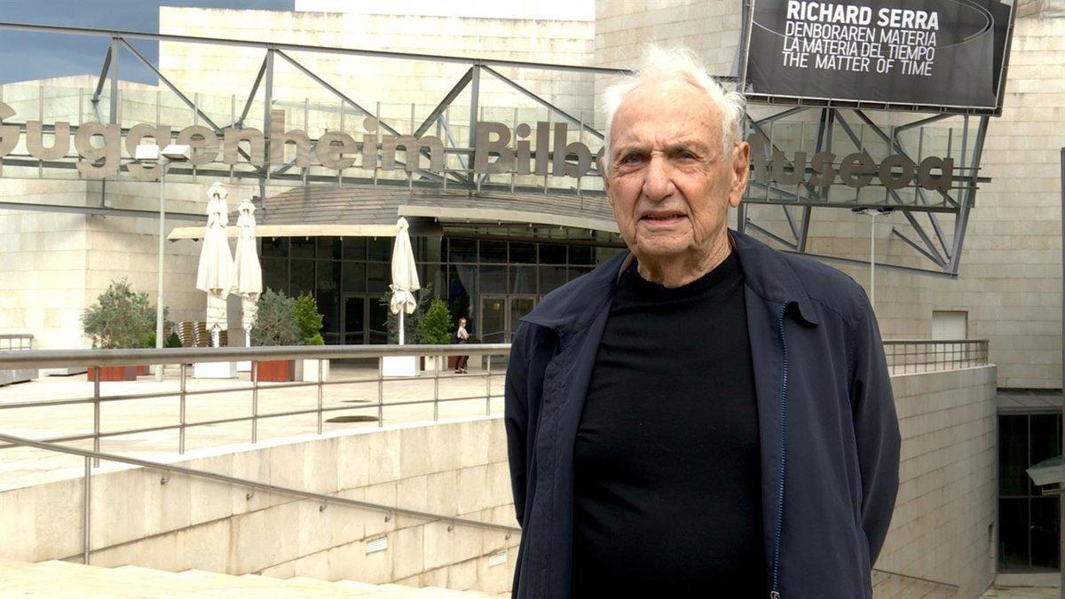 El arquitecto Frank Gehry, ante el Museo Guggenheim de Bilbao