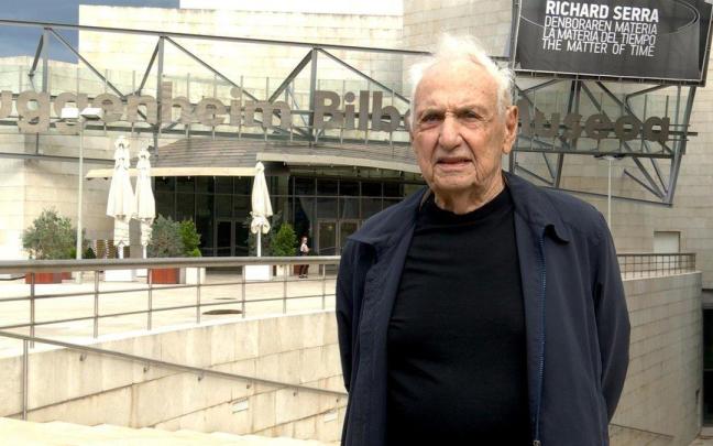 El arquitecto Frank Gehry, ante el Museo Guggenheim de Bilbao