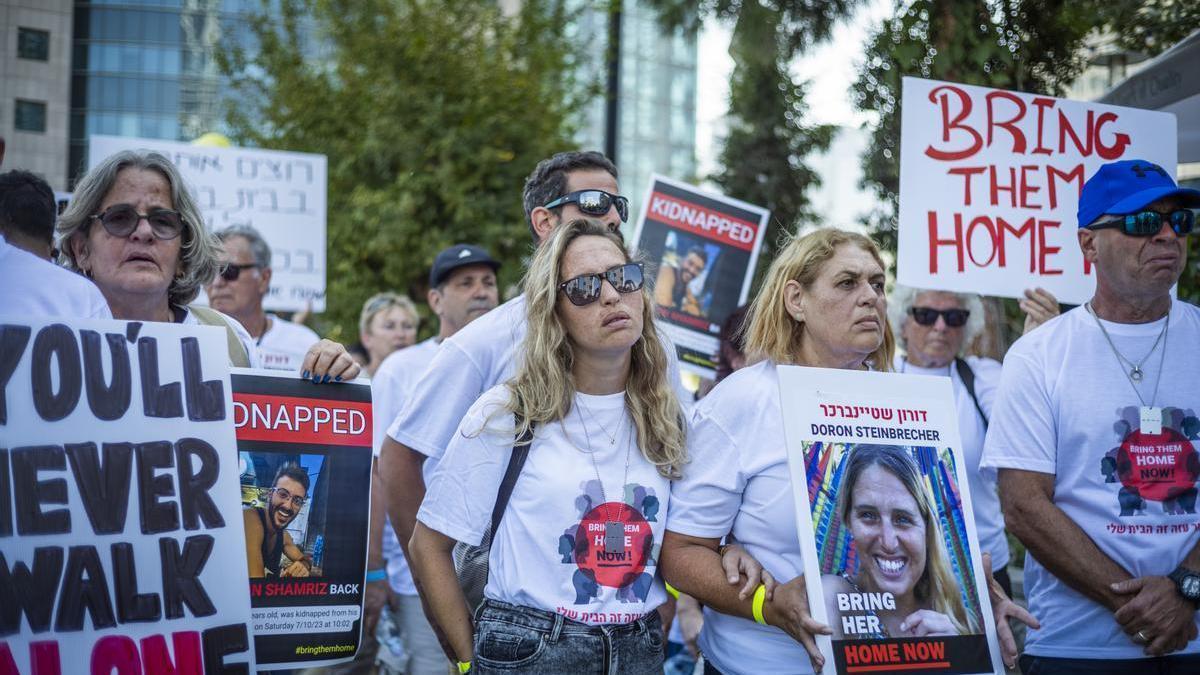 Familiares de los secuestrados por Hamás durante una manifestación en Israel.