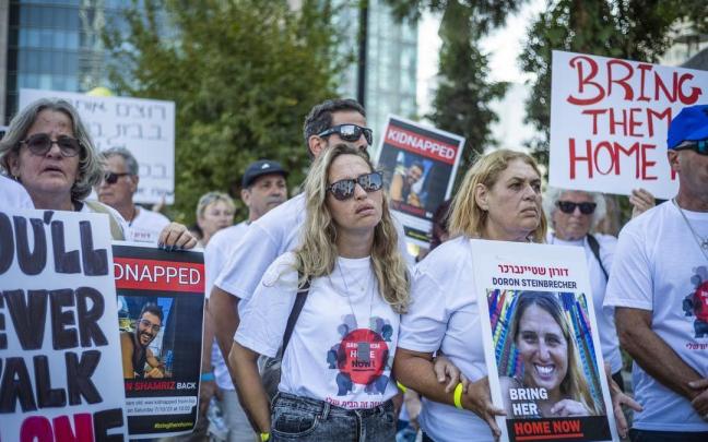 Familiares de los secuestrados por Hamás durante una manifestación en Israel.