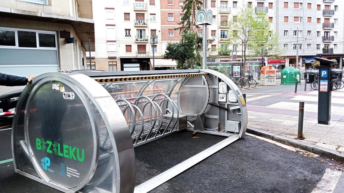 Gasteizko Udalak Bizileku berria jarri du Aiala Kantzilerra kalean.