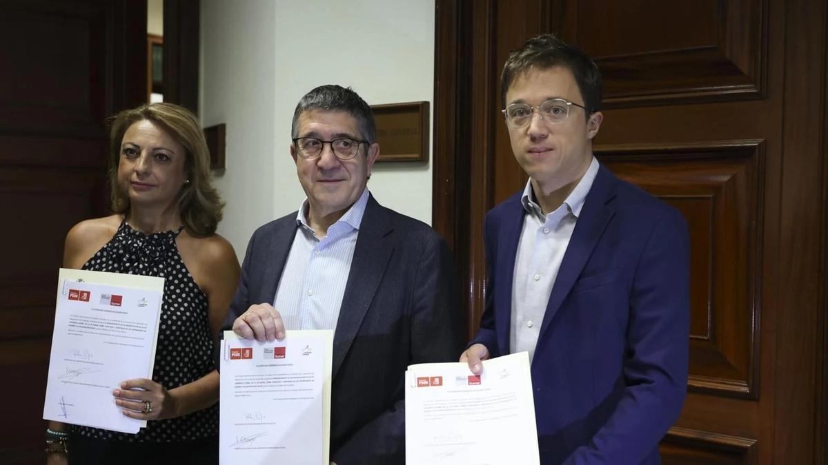 Cristina Valido, Patxi López e Íñigo Errejón, registrando la medida en el Congreso