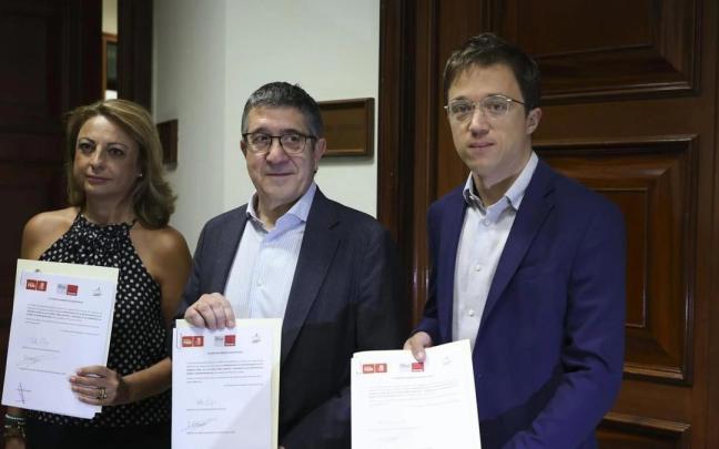Cristina Valido, Patxi López e Íñigo Errejón, registrando la medida en el Congreso / EFE Cristina Valido, Patxi López e Íñigo Errejón, registrando la medida en el Congreso