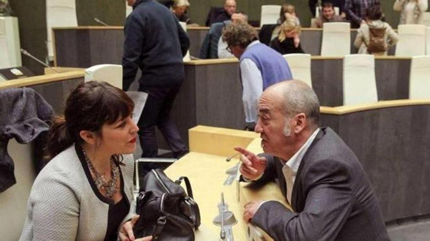 La portavoz de la Diputación de Gipuzkoa en 2011, Larraitz Ugarte, con el entonces diputado general, Martin Garitano