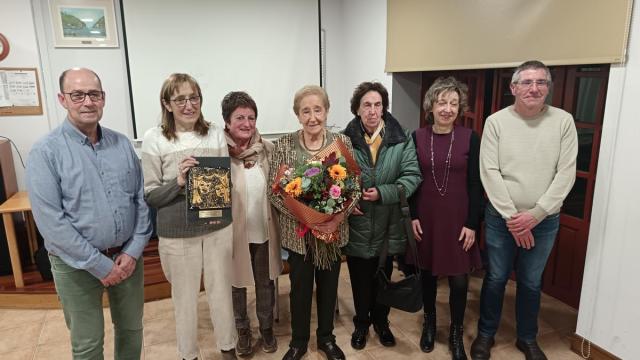 Tere Zubia, con el ramo de flores, acompañada de familiares en el homenaje que recibió el jueves.