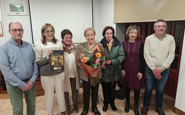 Tere Zubia, con el ramo de flores, acompañada de familiares en el homenaje que recibió el jueves.